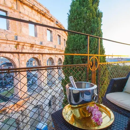 Arena & Seaview Luxurious Residence Pula Exterior photo